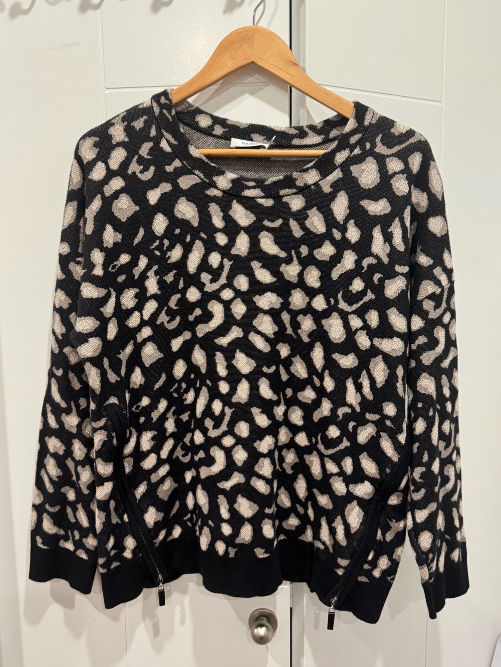 Ricki’s Black Cream Leopard Animal Print Double Side Zip Accent Sweater XL